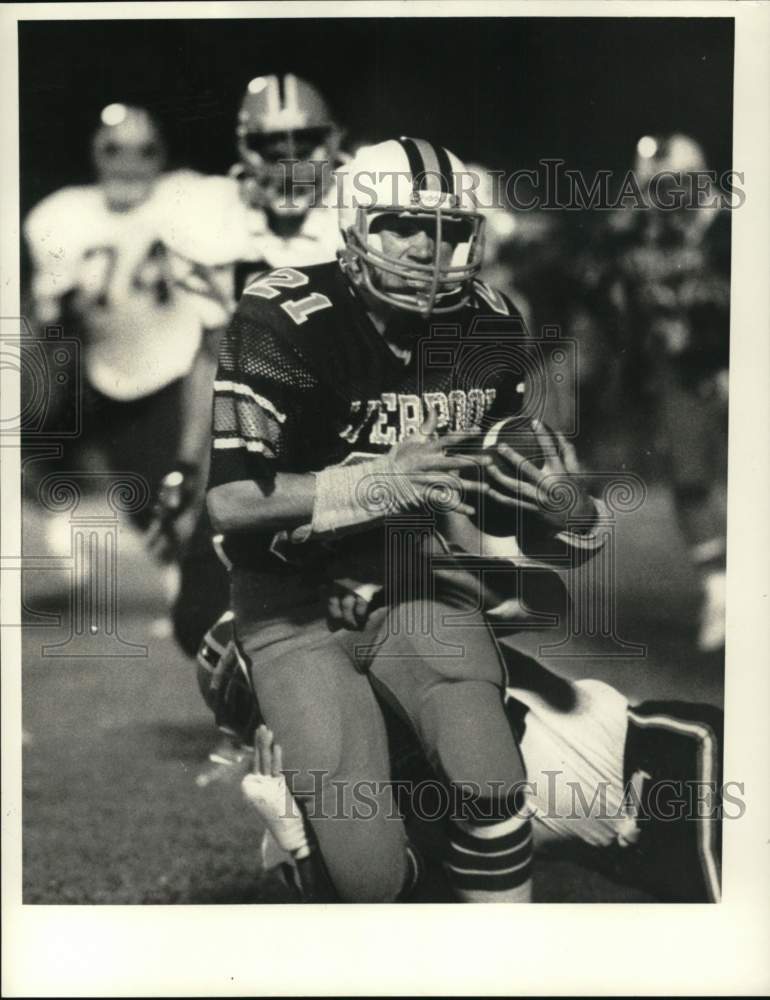 1984 Press Photo Liverpool versus U.E. Football Game, Player runs with Football- Historic Images