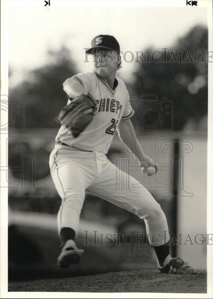 1988 Press Photo Syracuse Chiefs Pitcher Steve Davis throws against Tidewater- Historic Images