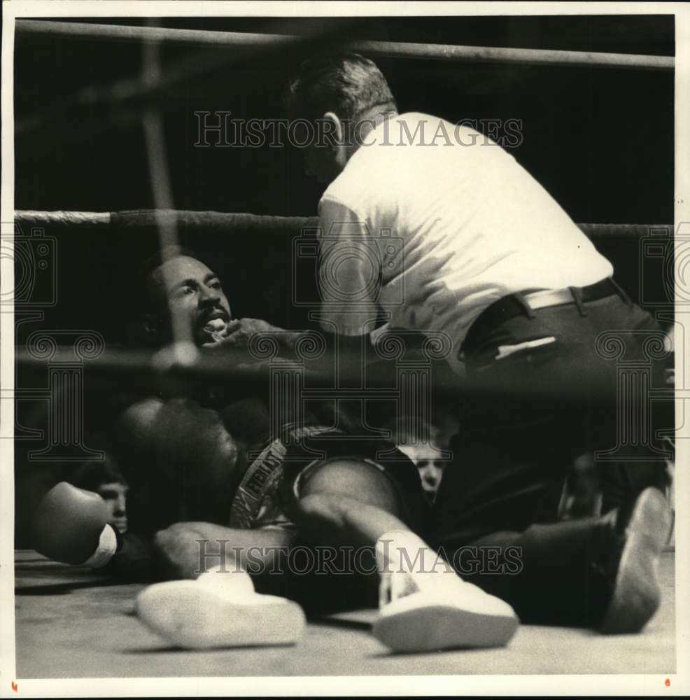 1986 Press Photo Referee checks Victor Hargett in Middleweight Boxing Fight- Historic Images