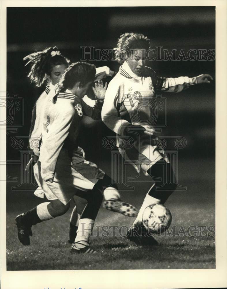 1990 Press Photo East Syracuse-Minoa vs Burnt Hills girls soccer, New York- Historic Images