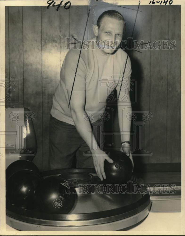 1970 Press Photo Bowler John Hogan selects ball - sys06668- Historic Images