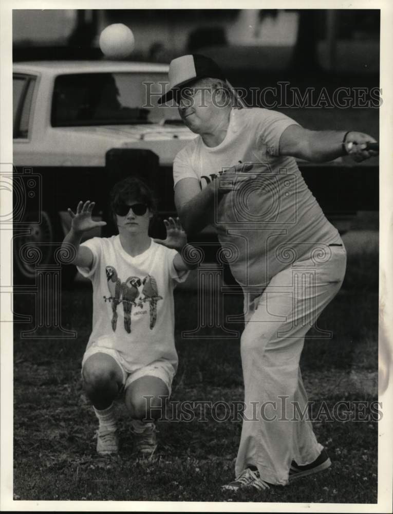 1986 Press Photo Bill Sherrow batting at &quot;Beepball&quot; Game - sys06690- Historic Images