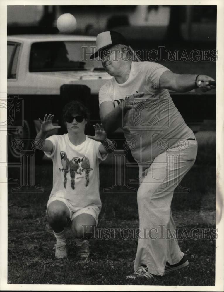 1986 Press Photo Bill Sherrow batting at "Beepball" Game - sys06690- Historic Images