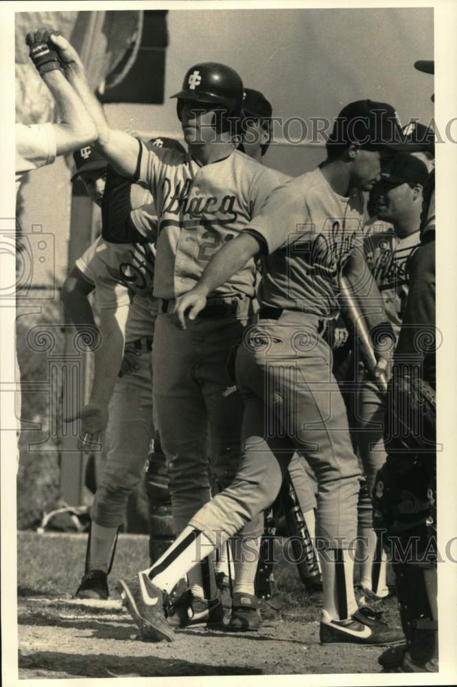 1987 Press Photo Tim Wilson, Ithaca College Baseball Player with teammates- Historic Images