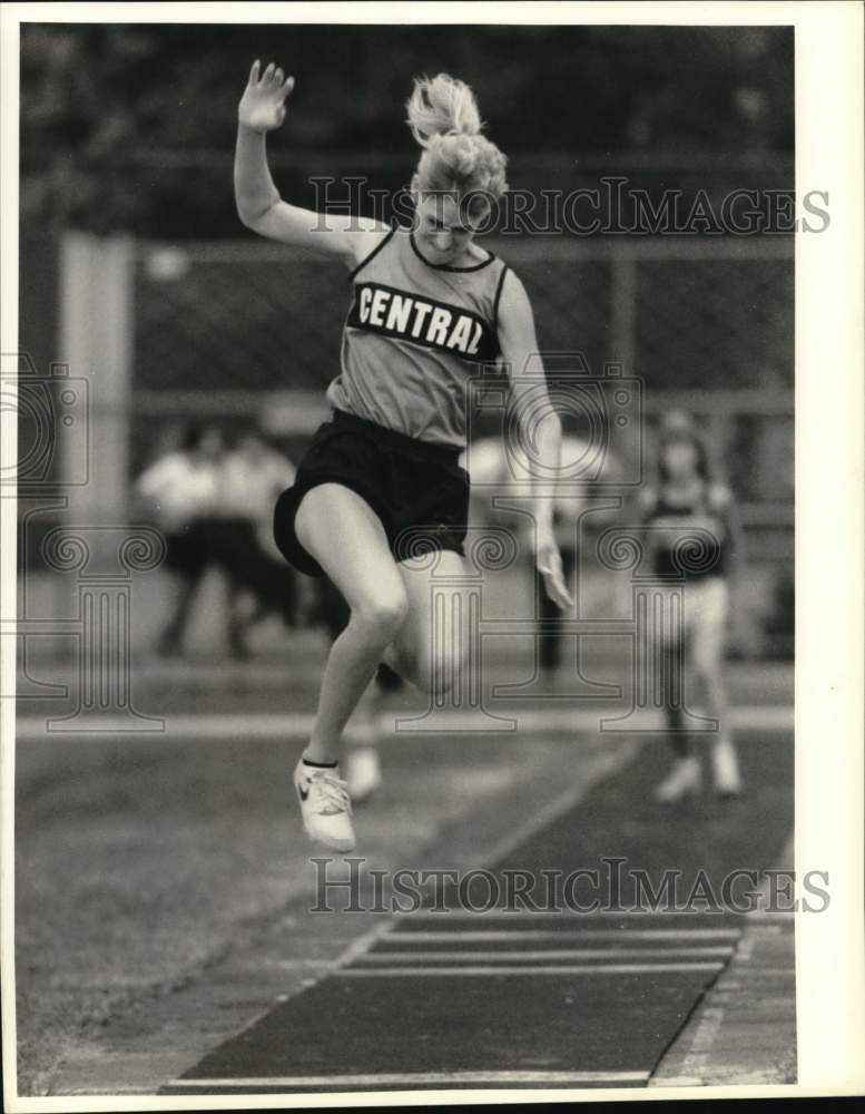 1988 Press Photo Wendy Seaton at Empire State Games Heptathlon Long Jump- Historic Images