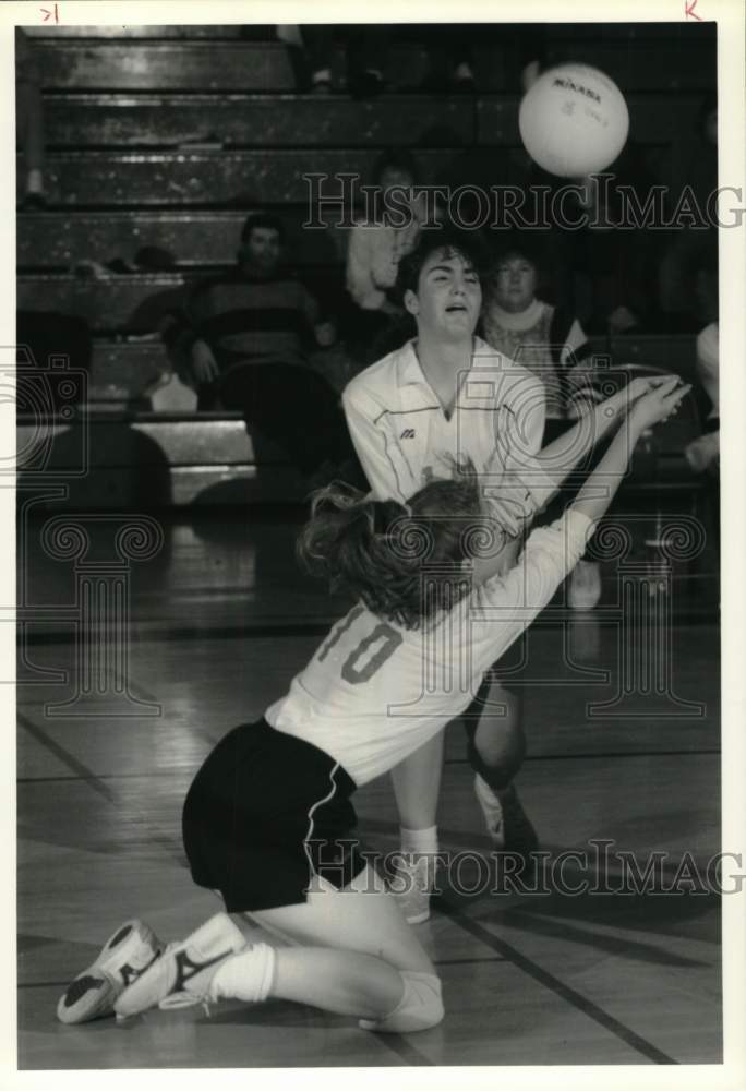 1989 Press Photo RFA volleyball players Margaret Lamandia and Jennifer Stalnaker- Historic Images