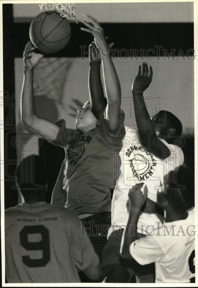 1989 Press Photo Players at Donnie Fielder Memorial Basketball Tournament Game- Historic Images