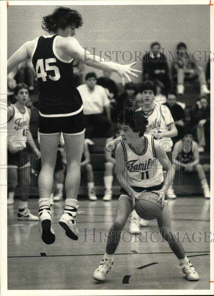 1987 Press Photo Holy Family Basketball Player Steve McPeak at Sacred Heart Game- Historic Images