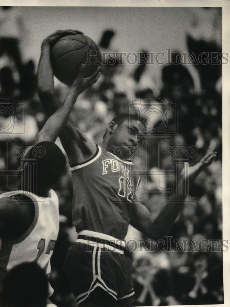1987 Press Photo Nottingham's Courtney Dupree Battles Fowler's Kenneth Howard- Historic Images