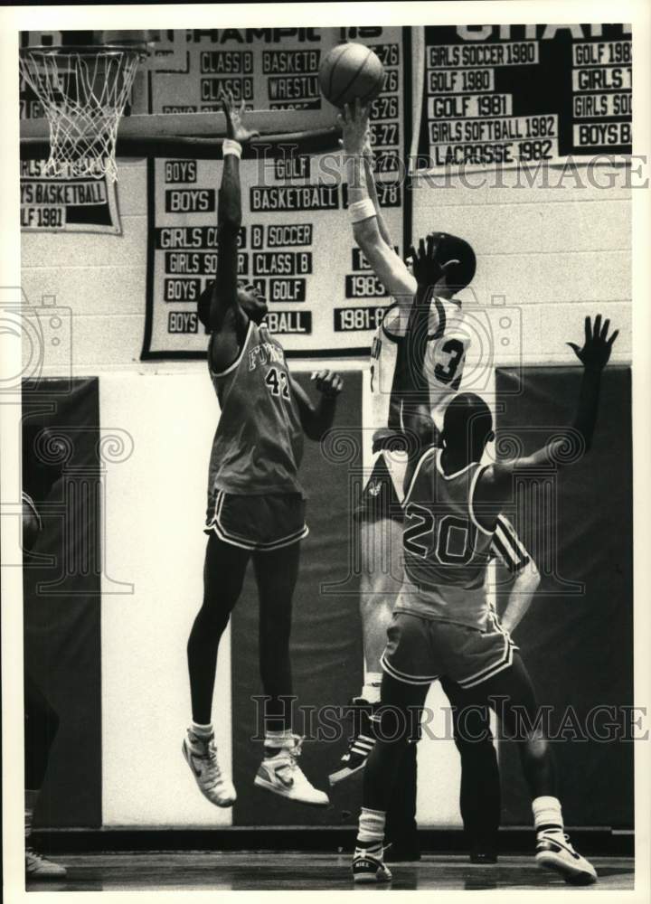1987 Press Photo Fowler's Anthony Harvey Tries to Block Ludden's Jeff McDuffie- Historic Images