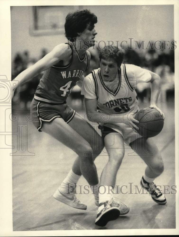 1986 Press Photo Darin Fink Tries to Get By Garret Feuss in Basketball Game- Historic Images