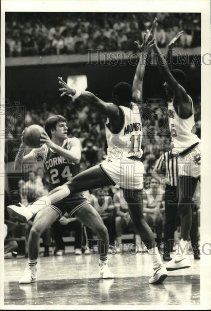 1984 Press Photo Syracuse U basketball players W Alexis & G Monroe guard Martin- Historic Images