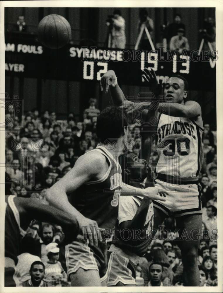 1982 Press Photo Syracuse University basketball player Tony Bruin passes ball- Historic Images