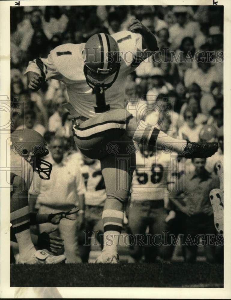 1984 Press Photo Syracuse U football player Don McAulay kicks field goal- Historic Images