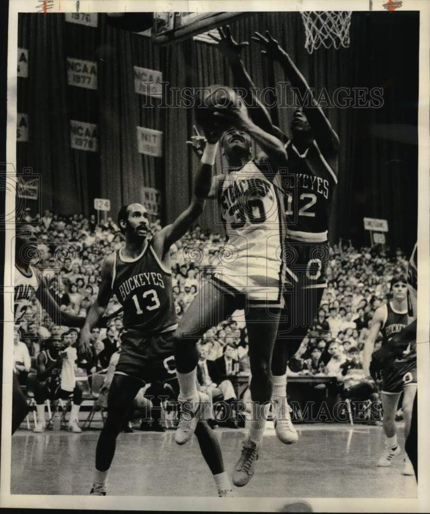 1982 Press Photo Syracuse U basketball forward Tony Bruin goes up for shot- Historic Images