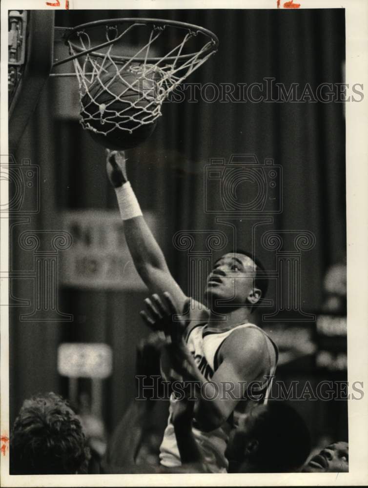 1982 Press Photo Syracuse University basketball player Tony Bruin makes basket- Historic Images