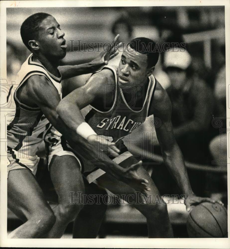 1982 Press Photo Syracuse U basketball player Tony Bruin battles teammate- Historic Images