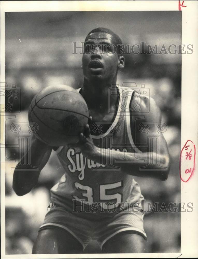 1984 Press Photo Syracuse University basketball player Michael Brown shoots ball- Historic Images