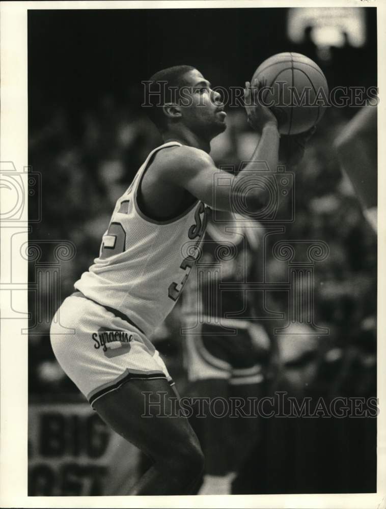 1985 Press Photo Syracuse University basketball player Michael Brown shoots ball- Historic Images