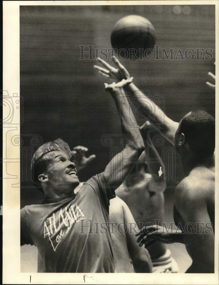 1984 Press Photo Syracuse U basketball player Melvin Brown goes for rebound- Historic Images