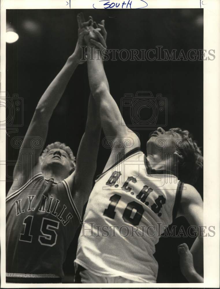 1987 Press Photo Bishop Cunningham basketball player Broderick goes for rebound- Historic Images