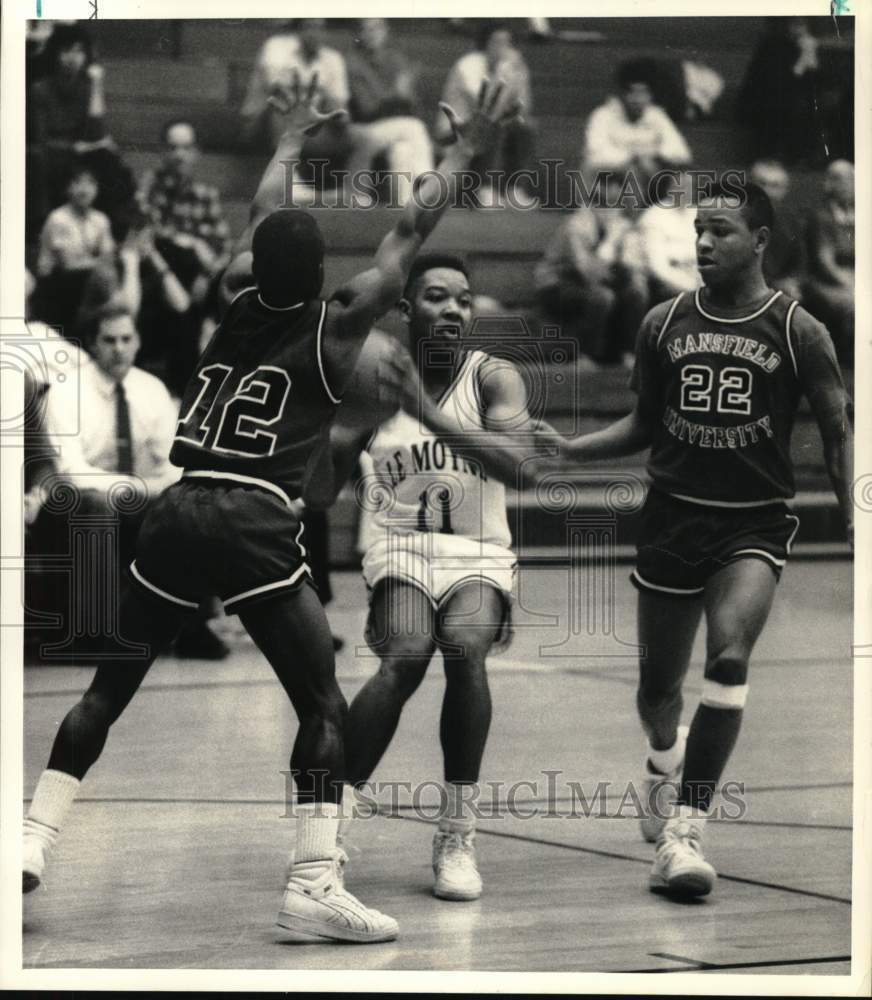 1988 Press Photo LeMoyne College basketball player #11 looks to pass the ball- Historic Images