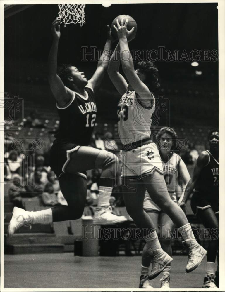 1986 Press Photo Illinois basketball player Angie McClellan goes up for rebound- Historic Images