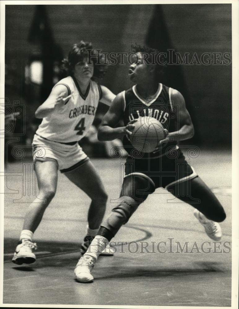 1986 Press Photo Illinois basketball player Angie McClellan drives to the basket- Historic Images