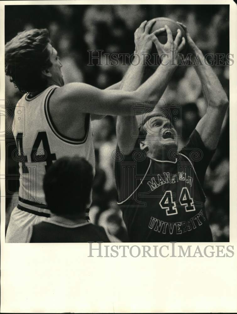 1986 Press Photo LeMoyne College basketball player Brian Betelak grabs rebound- Historic Images