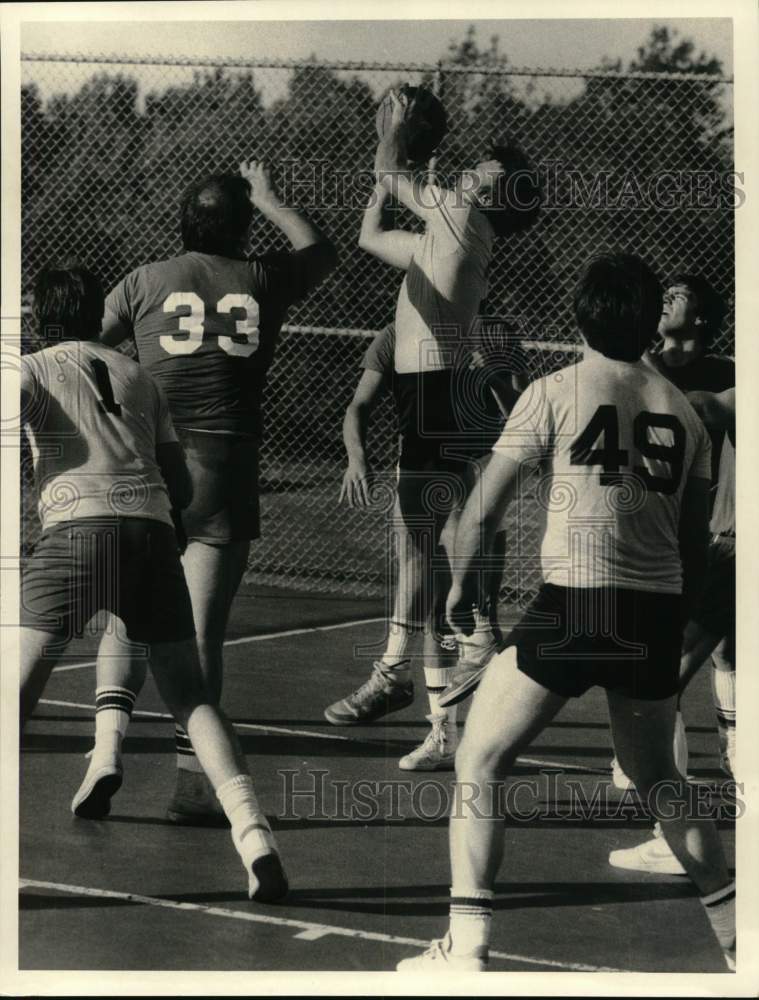 1987 Press Photo Basketball players battle for the ball in Lakeland Park game- Historic Images