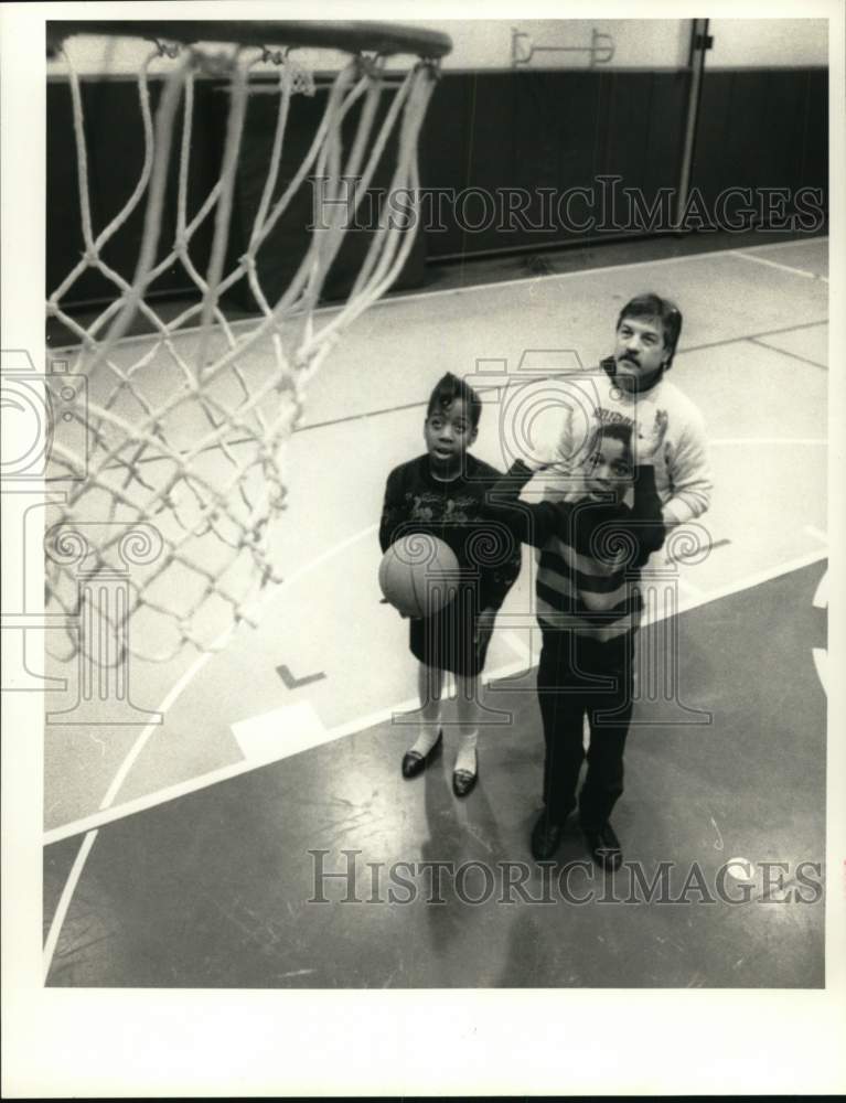 1988 Press Photo Joe Greco helps Sherika Green &amp; Rama Godley shoot basketballs- Historic Images