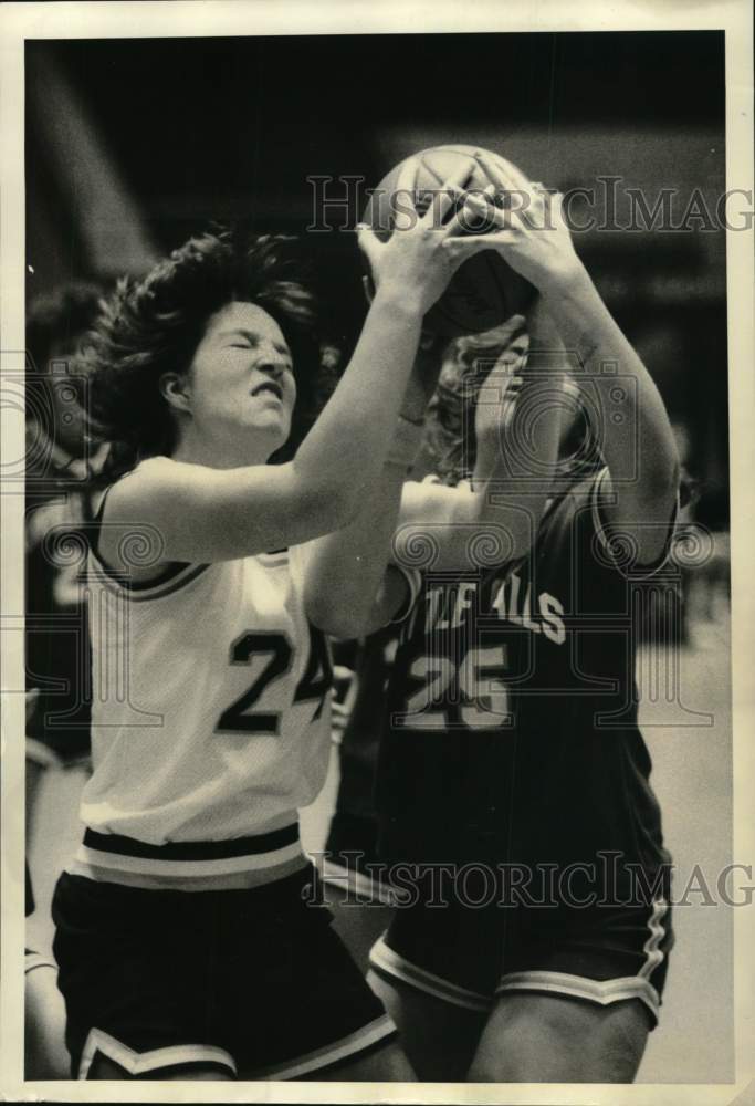 1986 Press Photo Jordan-Elbridge basketball player Michelle Skorrinski battles- Historic Images