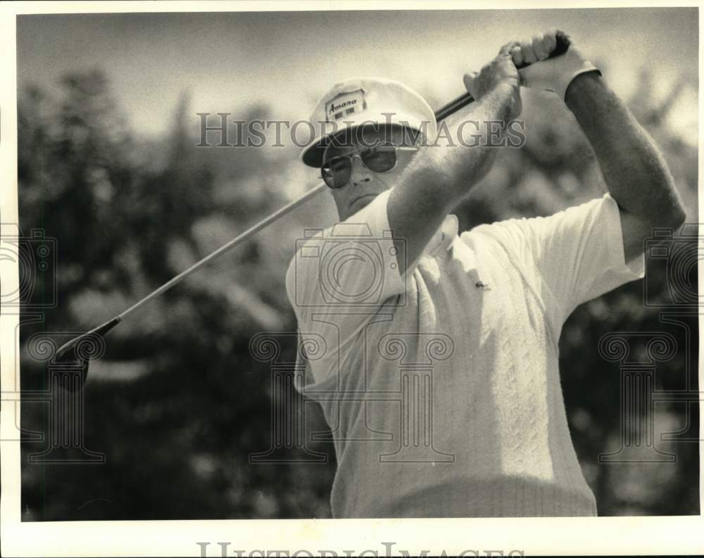 1984 Press Photo Golfer Miller Barber watches his tee shot on the 10th hole- Historic Images