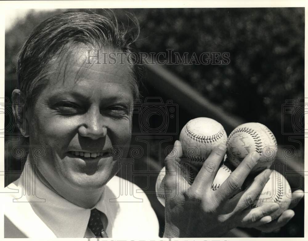 1987 Press Photo Len Banach holding some of his autographed baseballs- Historic Images