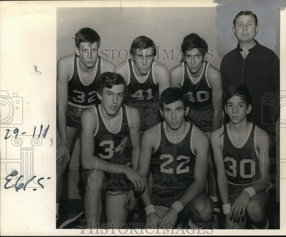 1970 Press Photo Bob Feldsco poses with basketball players for team photo- Historic Images