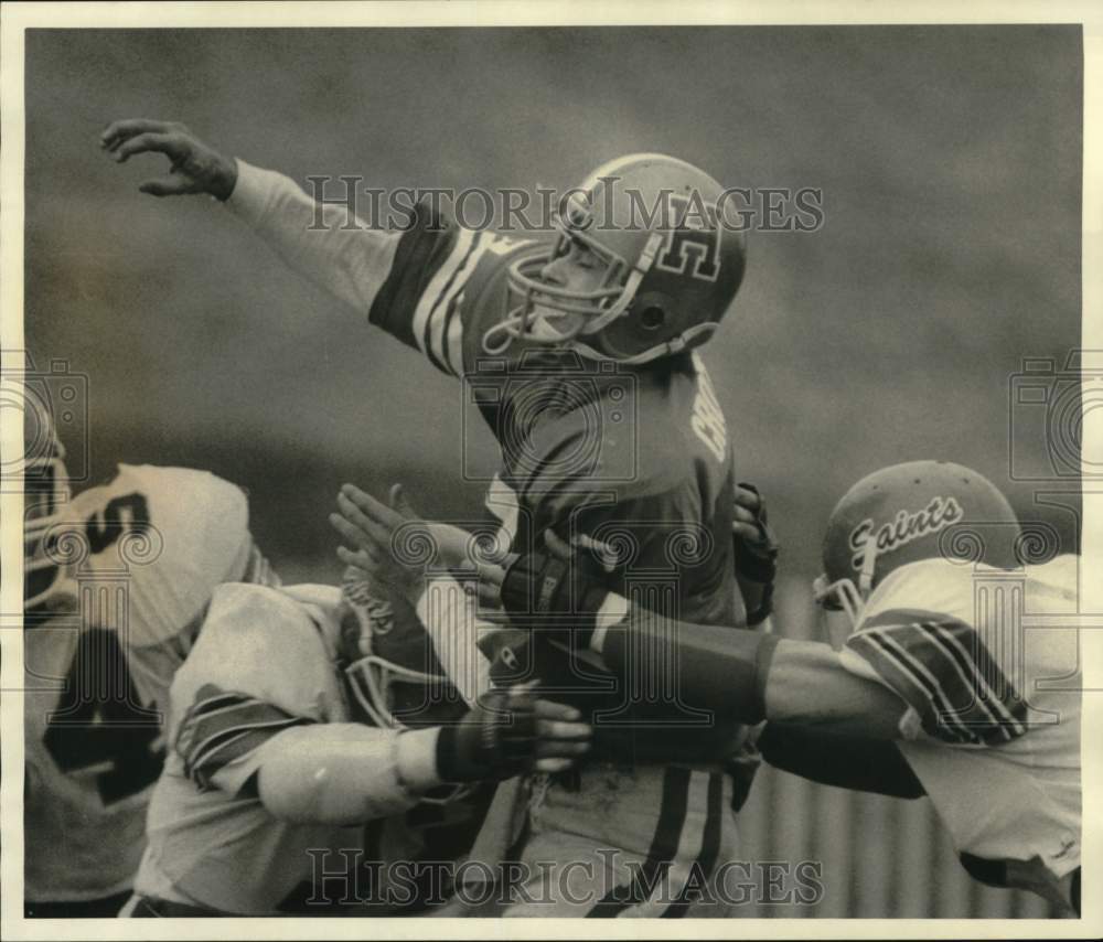 1985 Press Photo Hamilton College football quarterback Crotty gets off a pass- Historic Images