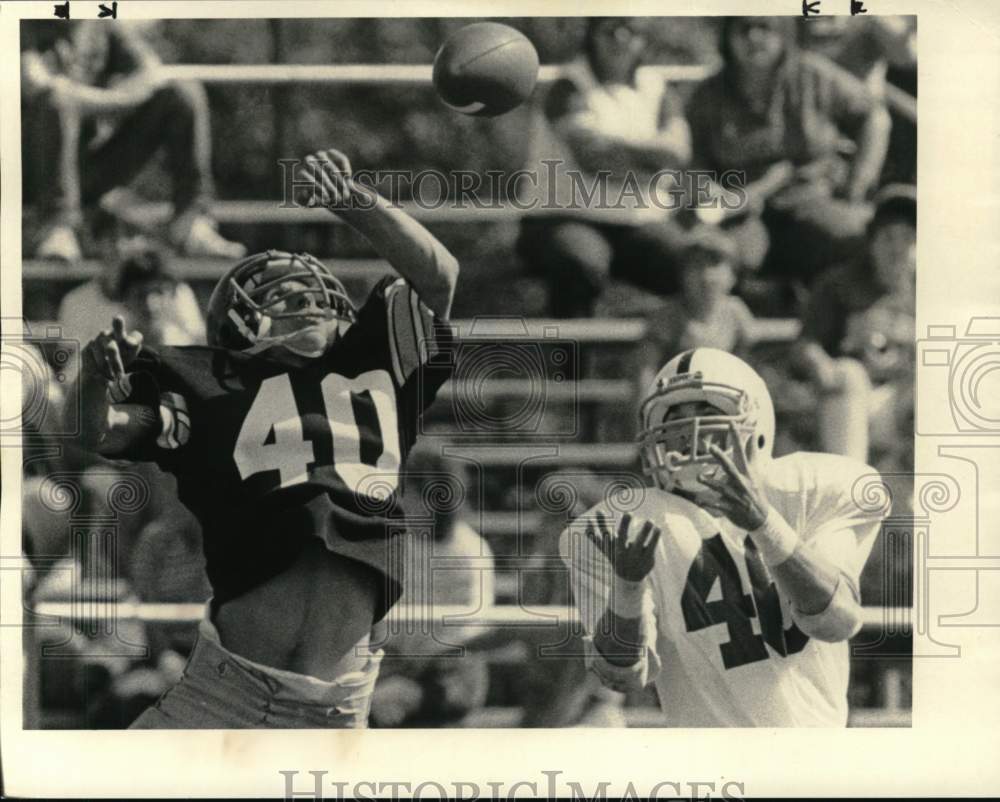 1984 Press Photo Henninger football player Chris Guild attempts to break up pass- Historic Images