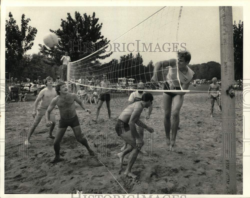 1986 Press Photo Volleyball player Jerry Dussault spikes ball at Oneida Shores- Historic Images