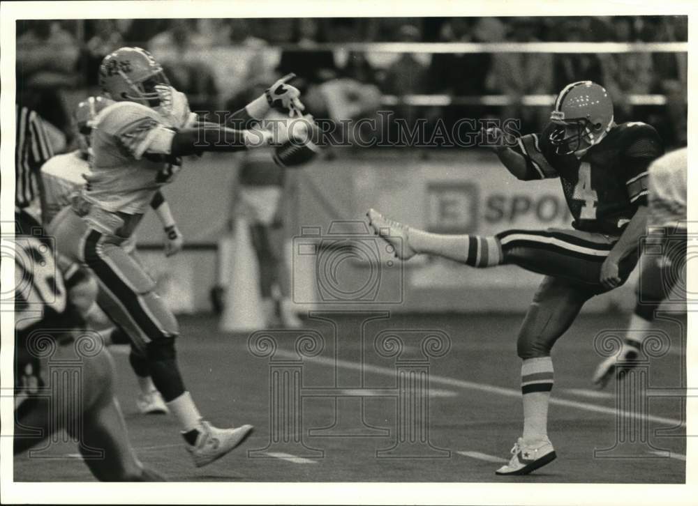 1986 Press Photo Syracuse University football punter Jim Fox's punt is blocked- Historic Images