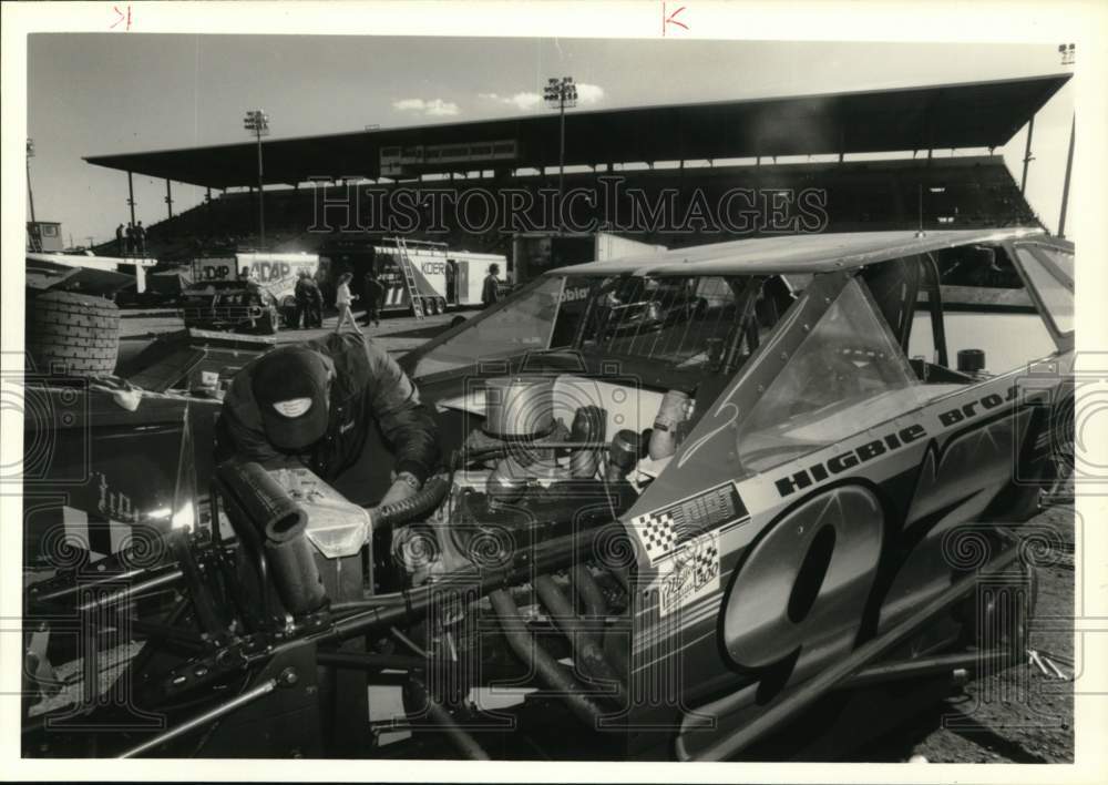 1989 Press Photo Super Dirt Race car owner Jerry Higbie works on car at NYS race- Historic Images