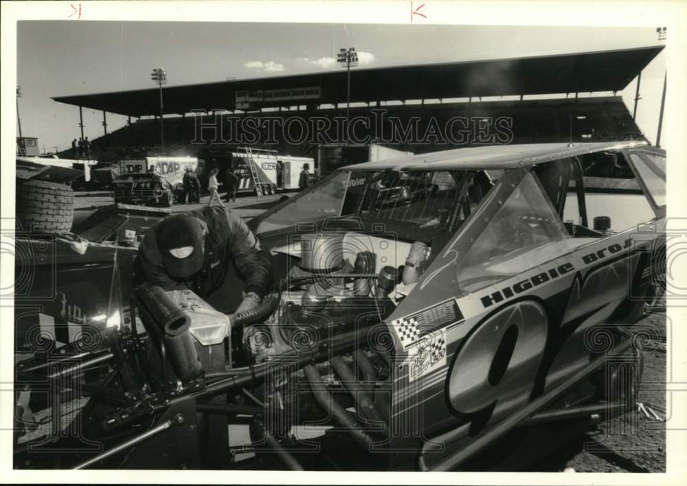 1989 Press Photo Super Dirt Race car owner Jerry Higbie works on car at NYS race- Historic Images