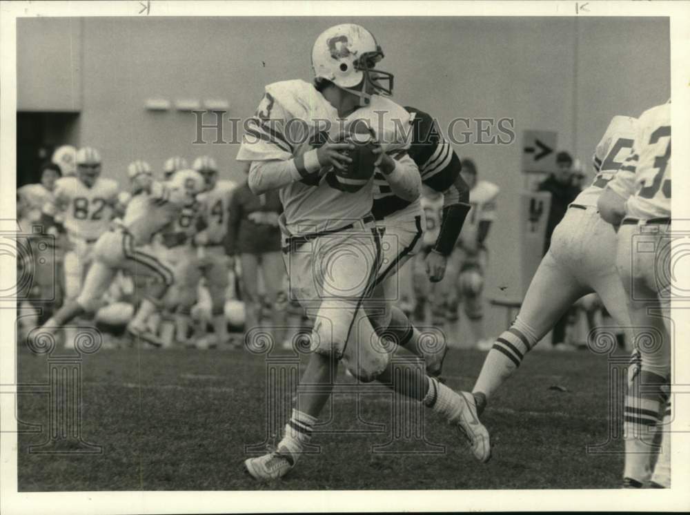 1985 Press Photo Cortland State football quarterback John Dargle looks to pass- Historic Images