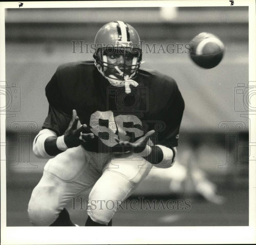 1989 Press Photo Syracuse U football tight end Andrew Dees catches pass- Historic Images