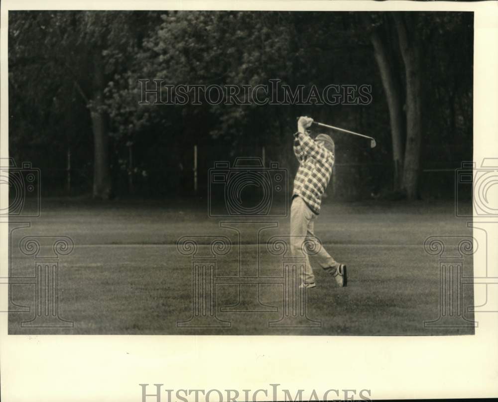 Press Photo Golfer Tom Cutter of Watertown, NY, practices his golf swing.- Historic Images