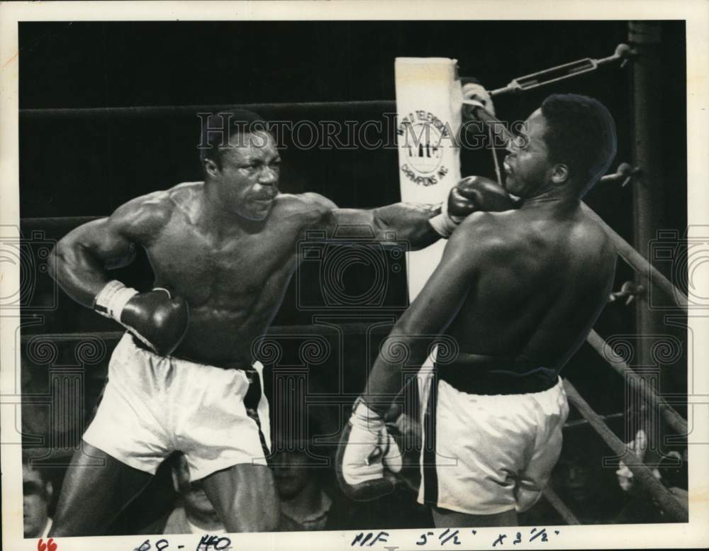 1977 Press Photo Boxer Hal Carroll lands a left hook to the face of his opponent- Historic Images