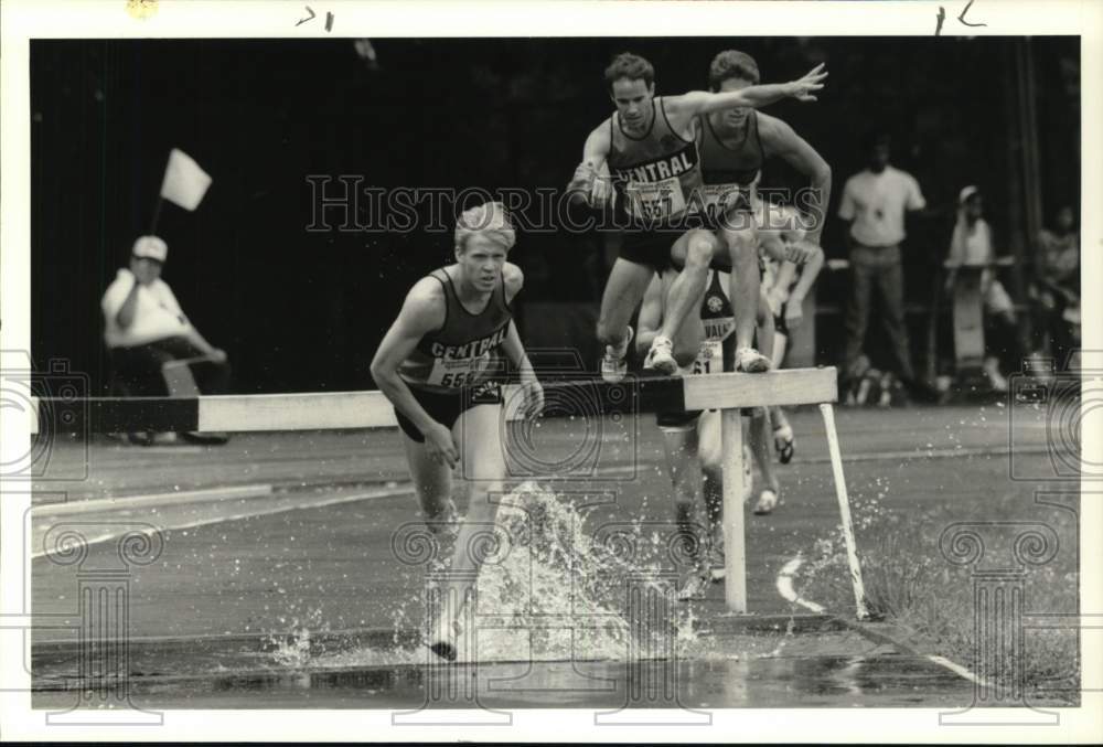 1989 Press Photo CNY track athlete Kevin Vanboden clears hurdle of steeplechase- Historic Images