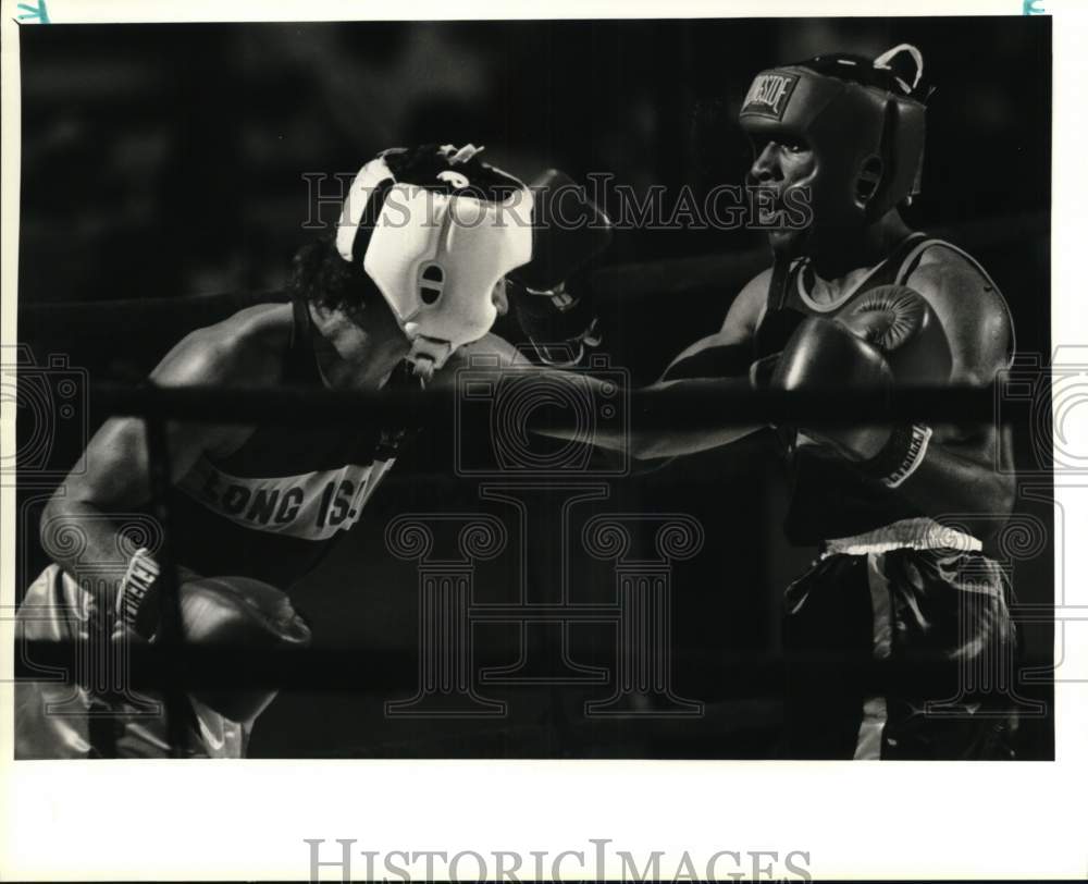 1988 Press Photo Long Island boxer Glen Irrizzary lands left hook to D Patterson- Historic Images