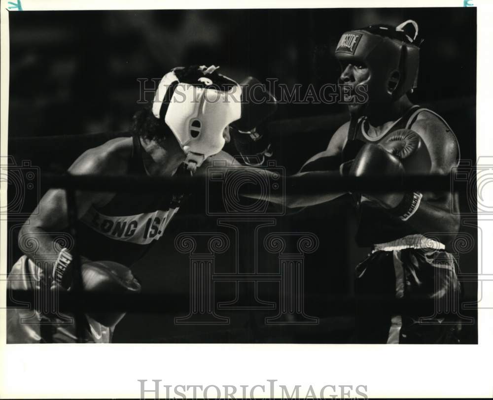 1988 Press Photo Long Island boxer Glen Irrizzary lands left hook to D ...