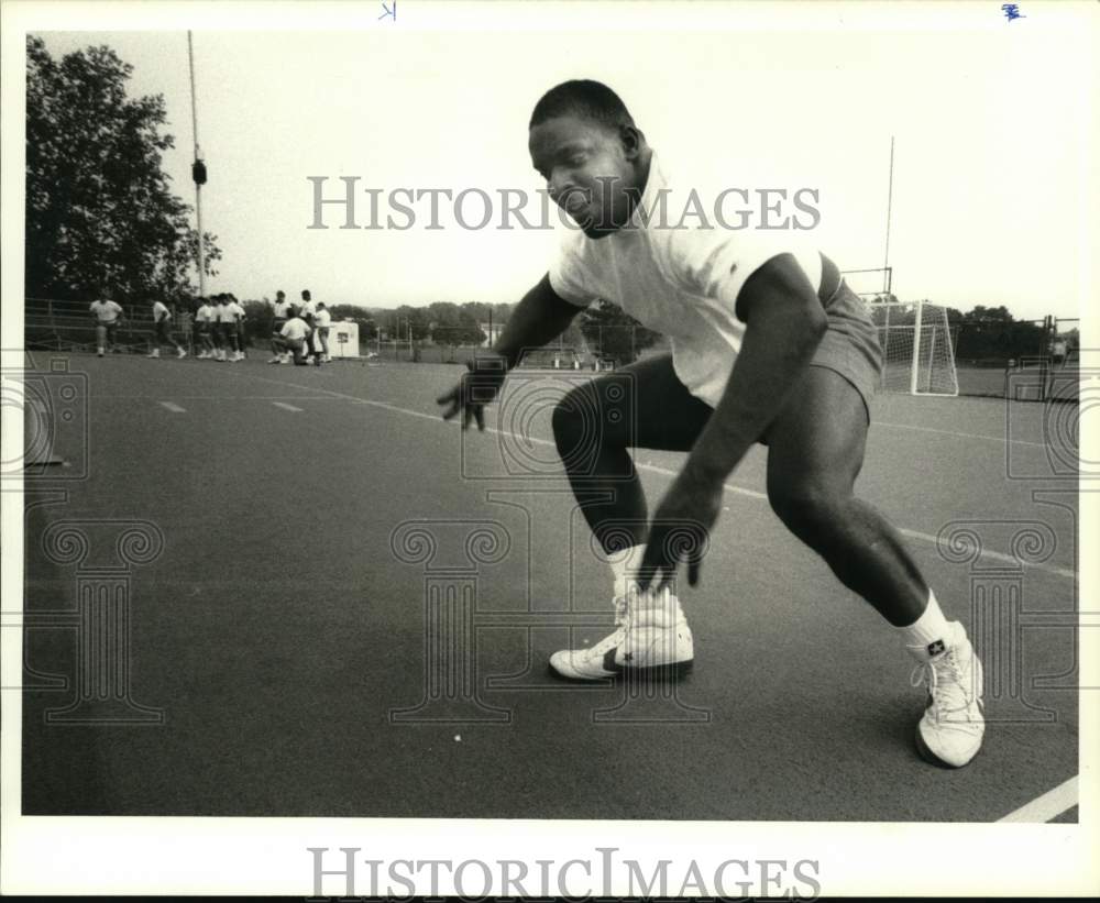 1988 Press Photo Syracuse U football tight end Pat Davis does practice drill- Historic Images