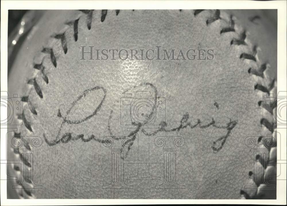 1987 Press Photo Close-up of baseball with Lou Gehrig's autograph - sys07562- Historic Images